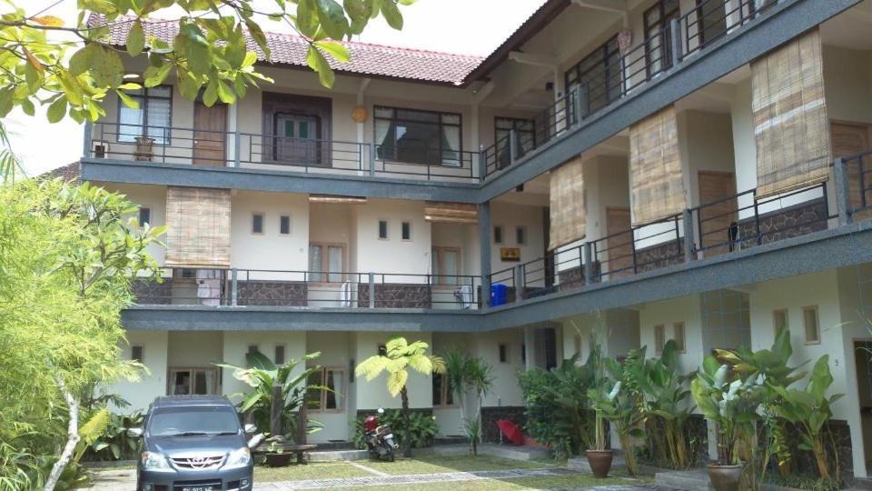 Urbanview Hotel Wayan Mansion Denpasar  Exterior photo